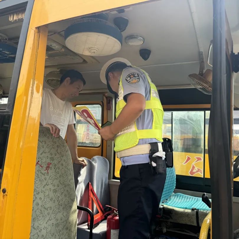 擰緊“安全閥”筑牢“平安路”——2024年秋季校車安全檢查活動(dòng) 擰緊“安全閥”筑牢“平安路”——2024年秋季校車安全檢查活動(dòng)