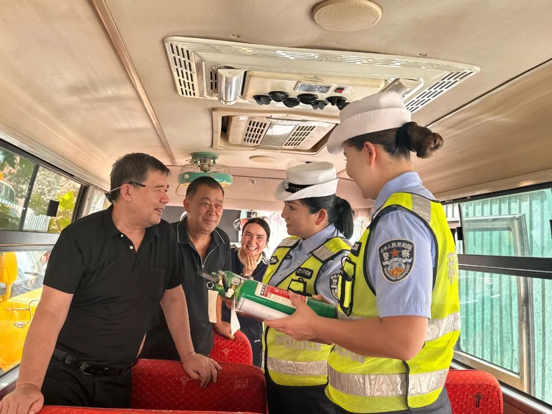 【開學(xué)季】擰緊校車“安全閥” 筑牢學(xué)生“平安路” 圖片