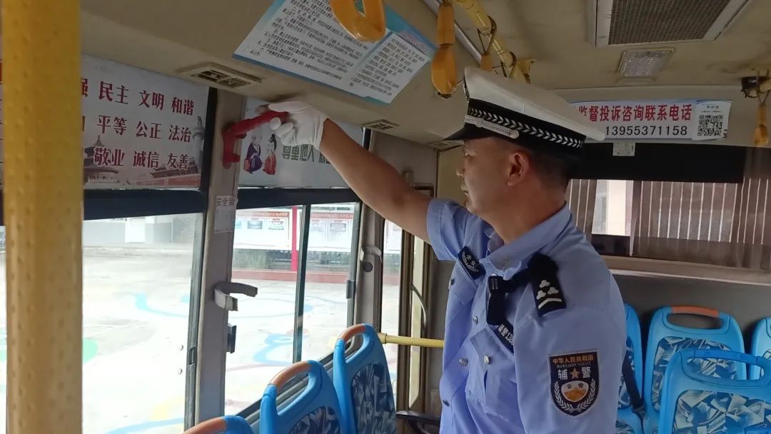 校車(chē)安全大檢查、擰緊“校車(chē)安全閥”