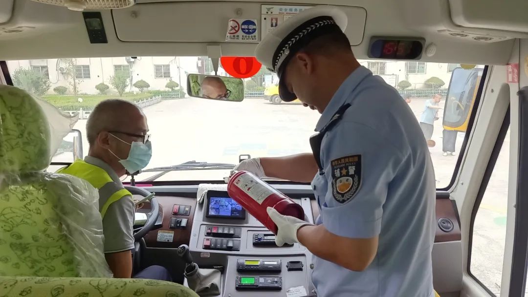 校車(chē)安全大檢查、擰緊“校車(chē)安全閥”