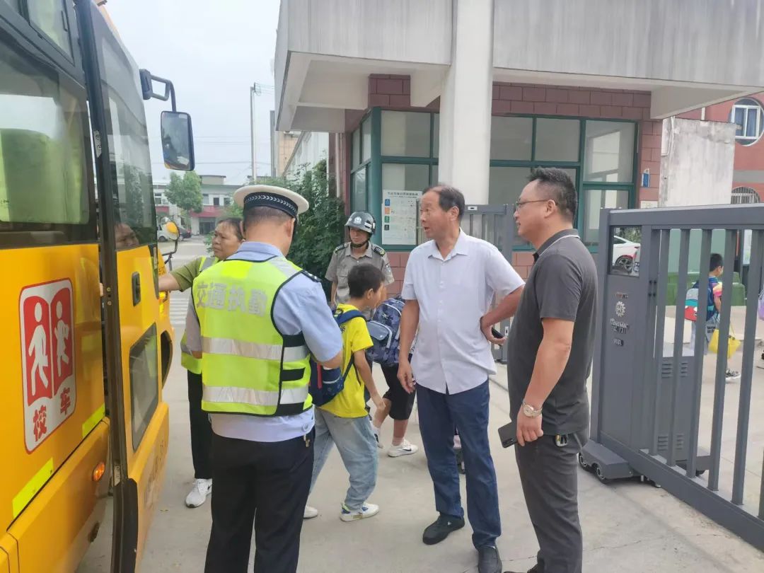 校車(chē)安全大檢查、擰緊“校車(chē)安全閥”