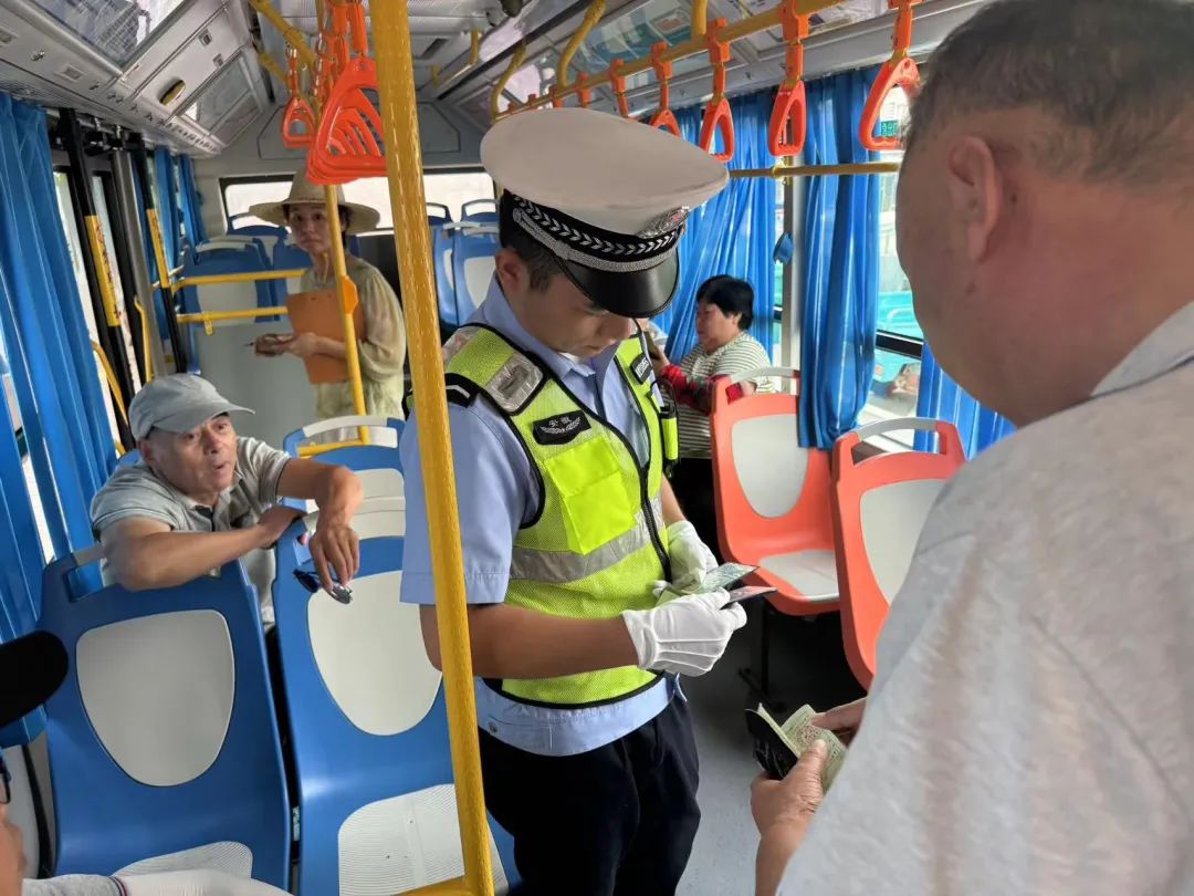 校車(chē)安全大檢查、擰緊“校車(chē)安全閥”