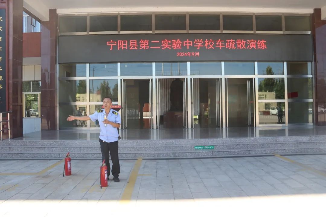 寧陽縣第二實驗中學(xué)舉行校車安全應(yīng)急疏散演練/ 圖片
