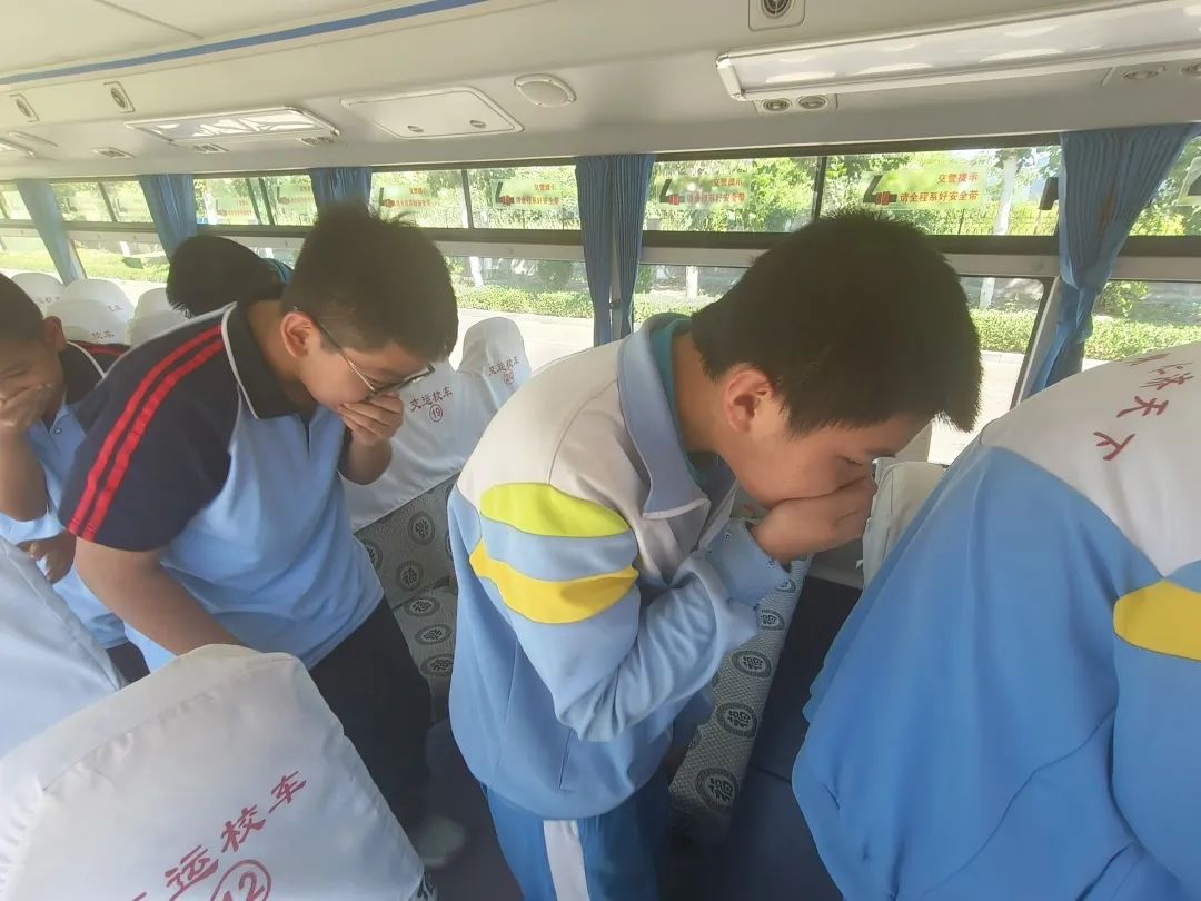 寧陽縣第二實驗中學(xué)舉行校車安全應(yīng)急疏散演練/ 圖片