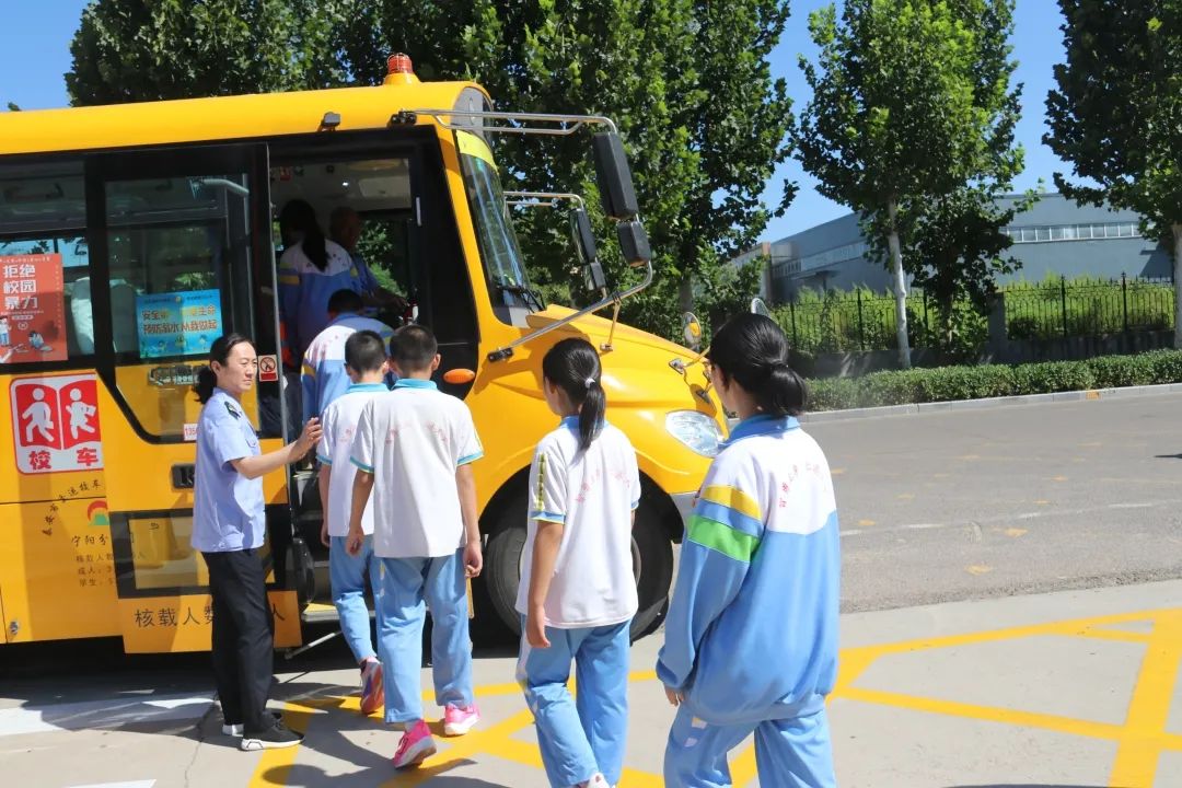 寧陽縣第二實驗中學(xué)舉行校車安全應(yīng)急疏散演練/ 圖片