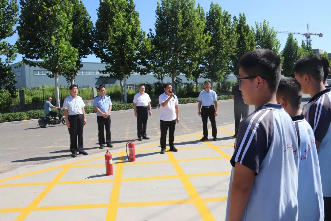 寧陽縣第二實驗中學(xué)舉行校車安全應(yīng)急疏散演練/ 圖片