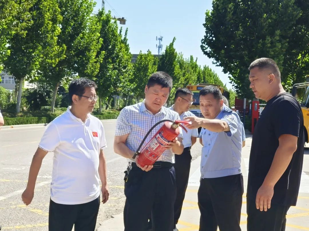 寧陽縣第二實驗中學(xué)舉行校車安全應(yīng)急疏散演練/ 圖片