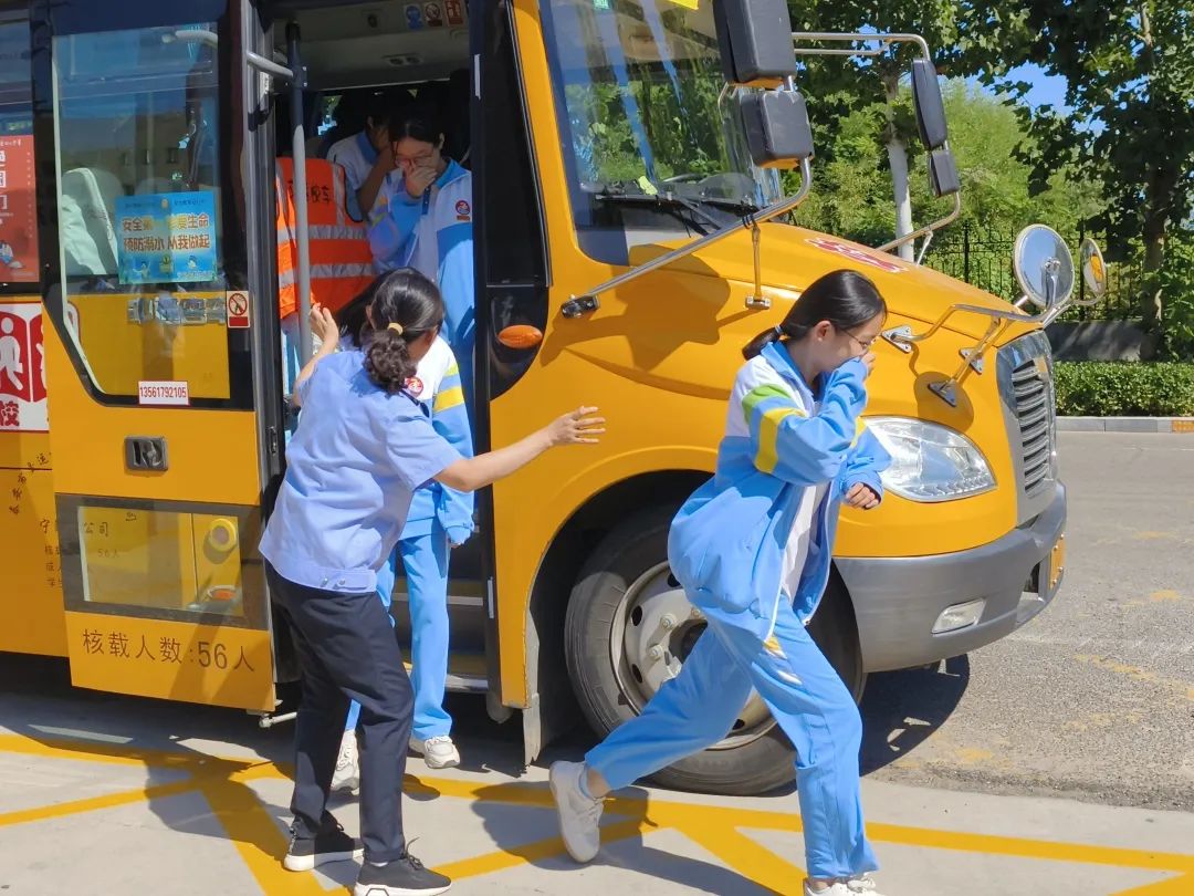 寧陽縣第二實驗中學(xué)舉行校車安全應(yīng)急疏散演練/ 圖片