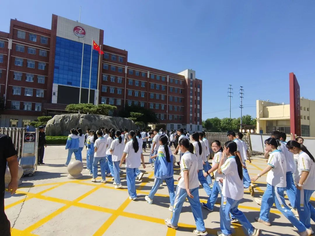 寧陽縣第二實驗中學(xué)舉行校車安全應(yīng)急疏散演練/ 圖片