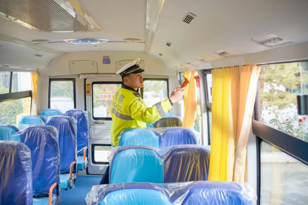 昌吉市七輛“大鼻子”專用校車全新亮相，開啟護(hù)娃模式