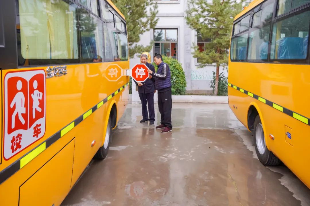昌吉市七輛“大鼻子”專用校車全新亮相，開啟護(hù)娃模式