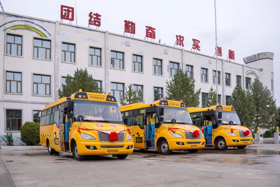 昌吉市七輛“大鼻子”專用校車全新亮相，開啟護(hù)娃模式