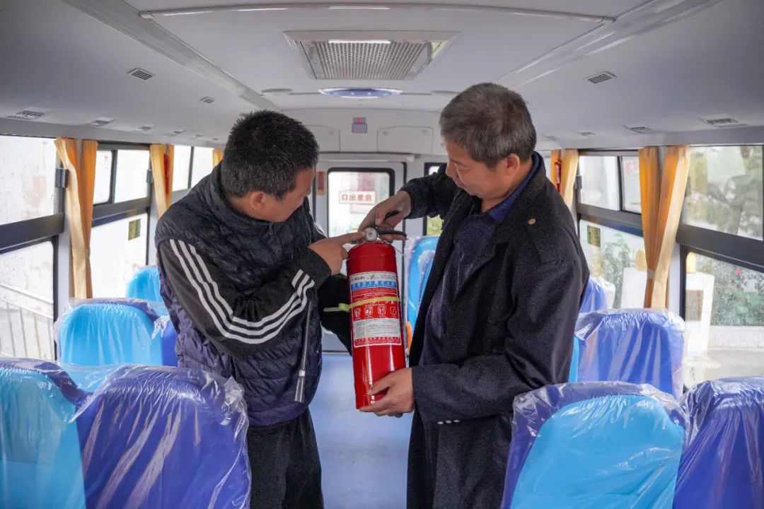 昌吉市七輛“大鼻子”專用校車全新亮相，開啟護(hù)娃模式