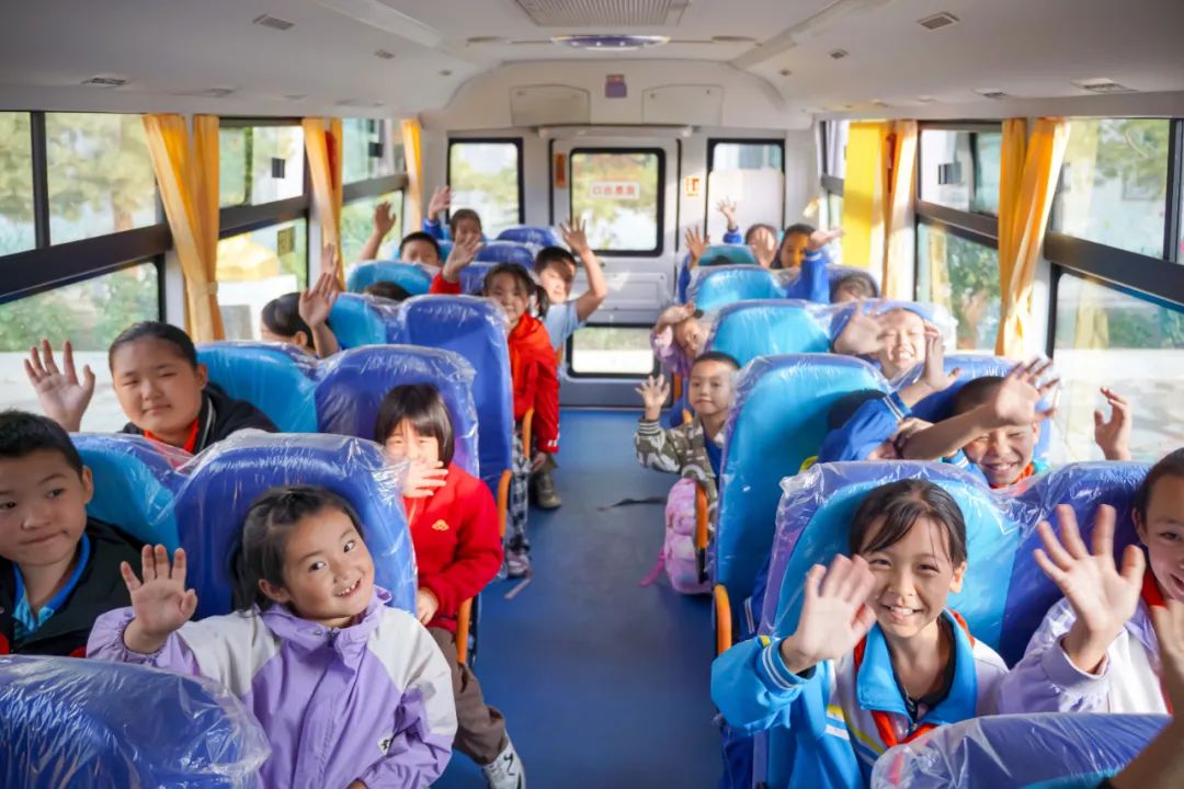 昌吉市七輛“大鼻子”專用校車全新亮相，開啟護(hù)娃模式