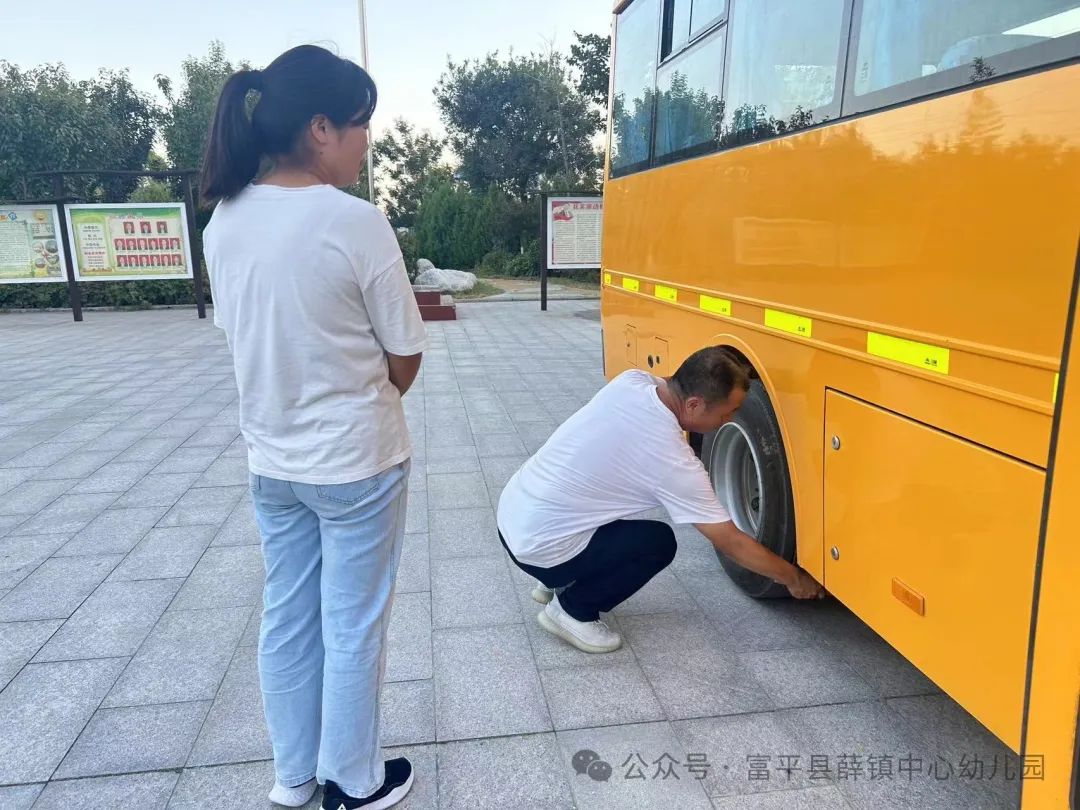 應(yīng)急演練不松懈 校車(chē)安全伴我行——薛鎮(zhèn)中心幼兒園校車(chē)安全演練活動(dòng) 應(yīng)急演練不松懈 校車(chē)安全伴我行——薛鎮(zhèn)中心幼兒園校車(chē)安全演練活動(dòng)