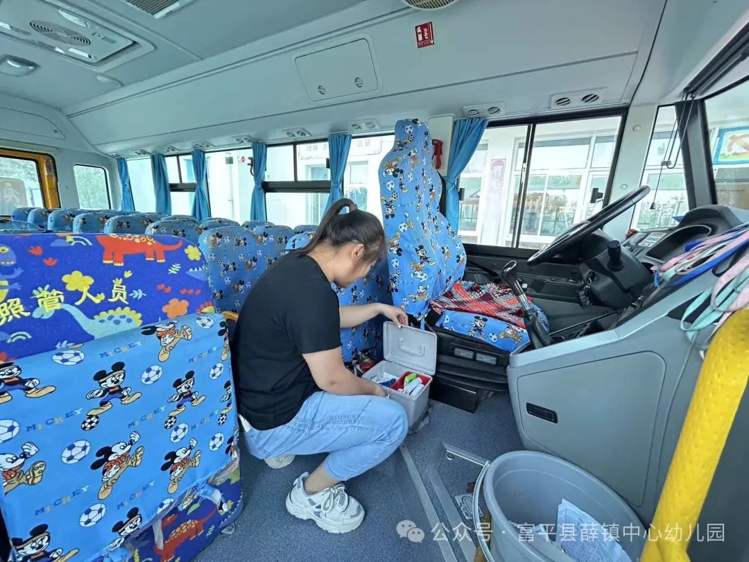 應(yīng)急演練不松懈 校車(chē)安全伴我行——薛鎮(zhèn)中心幼兒園校車(chē)安全演練活動(dòng) 應(yīng)急演練不松懈 校車(chē)安全伴我行——薛鎮(zhèn)中心幼兒園校車(chē)安全演練活動(dòng)