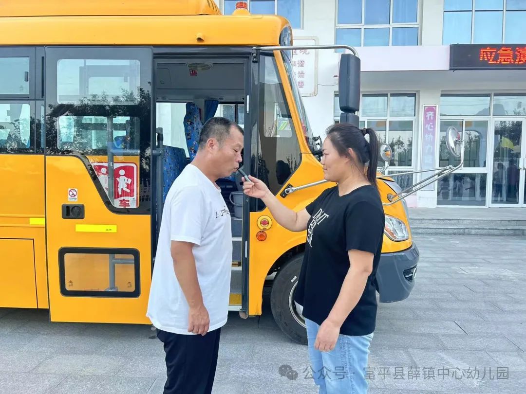 應(yīng)急演練不松懈 校車(chē)安全伴我行——薛鎮(zhèn)中心幼兒園校車(chē)安全演練活動(dòng) 應(yīng)急演練不松懈 校車(chē)安全伴我行——薛鎮(zhèn)中心幼兒園校車(chē)安全演練活動(dòng)