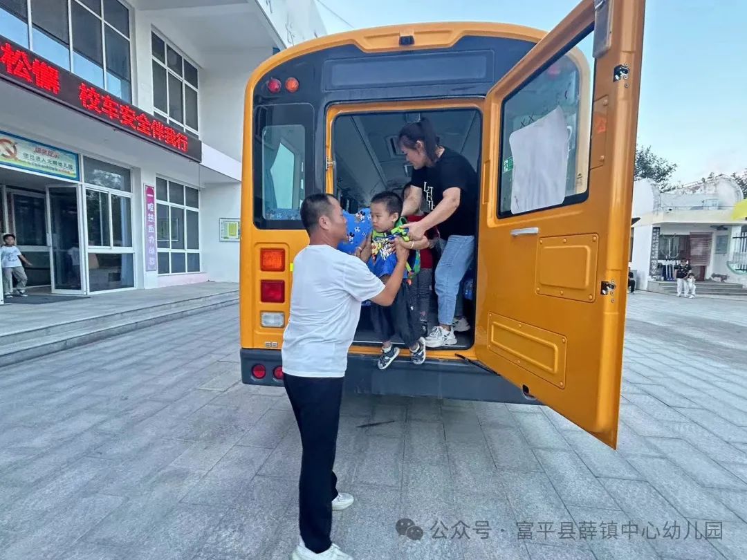 應(yīng)急演練不松懈 校車(chē)安全伴我行——薛鎮(zhèn)中心幼兒園校車(chē)安全演練活動(dòng) 應(yīng)急演練不松懈 校車(chē)安全伴我行——薛鎮(zhèn)中心幼兒園校車(chē)安全演練活動(dòng)