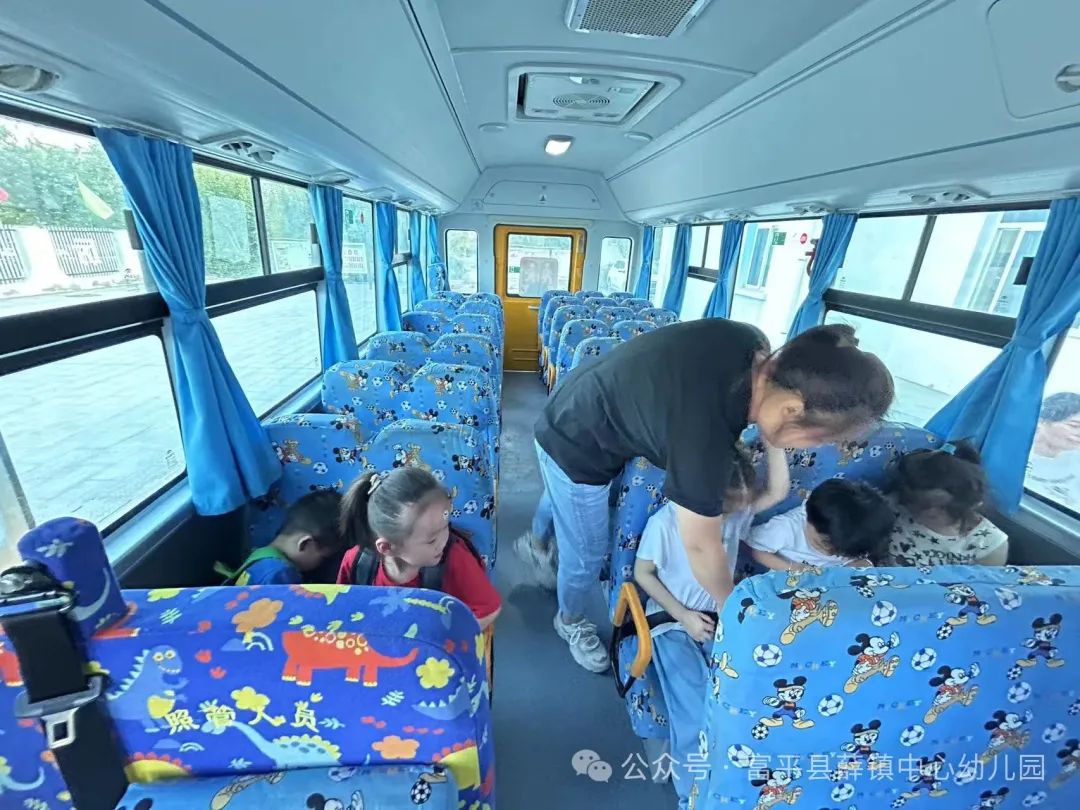 應(yīng)急演練不松懈 校車(chē)安全伴我行——薛鎮(zhèn)中心幼兒園校車(chē)安全演練活動(dòng) 應(yīng)急演練不松懈 校車(chē)安全伴我行——薛鎮(zhèn)中心幼兒園校車(chē)安全演練活動(dòng)