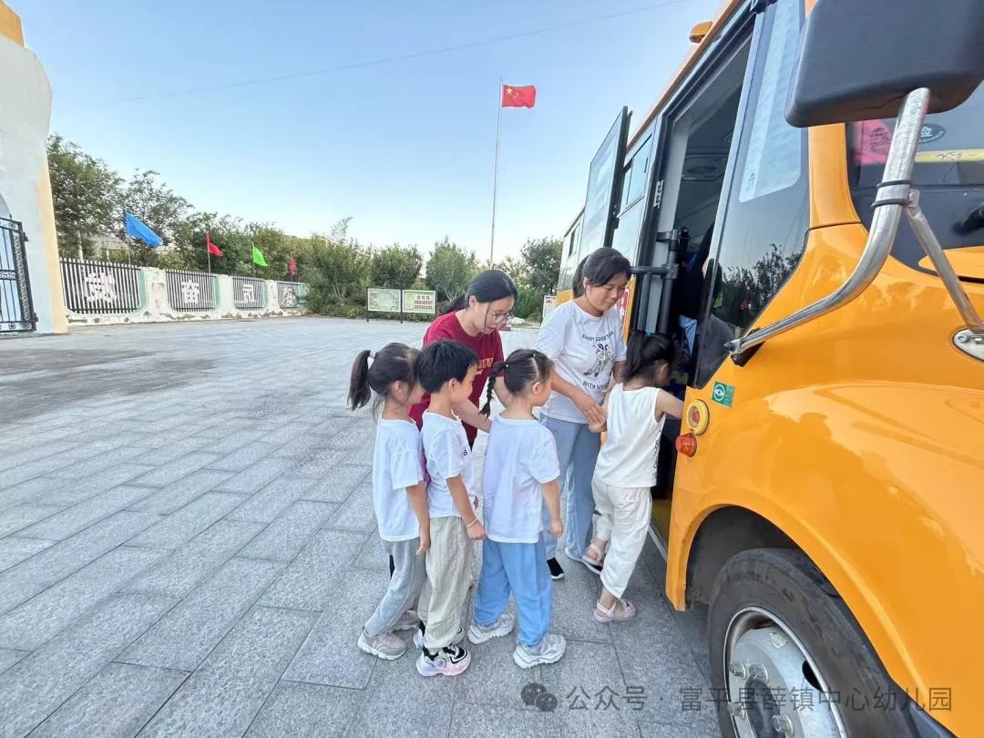 應(yīng)急演練不松懈 校車(chē)安全伴我行——薛鎮(zhèn)中心幼兒園校車(chē)安全演練活動(dòng) 應(yīng)急演練不松懈 校車(chē)安全伴我行——薛鎮(zhèn)中心幼兒園校車(chē)安全演練活動(dòng)