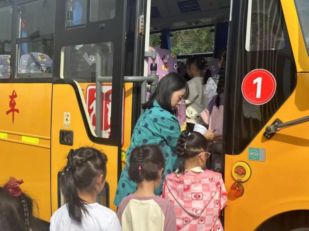 以練筑防 安全啟航 | 興化市陽(yáng)山幼兒園校車安全應(yīng)急疏散演練 以練筑防 安全啟航 | 興化市陽(yáng)山幼兒園校車安全應(yīng)急疏散演練