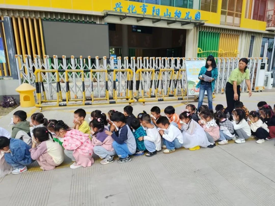 以練筑防 安全啟航 | 興化市陽(yáng)山幼兒園校車安全應(yīng)急疏散演練 圖片