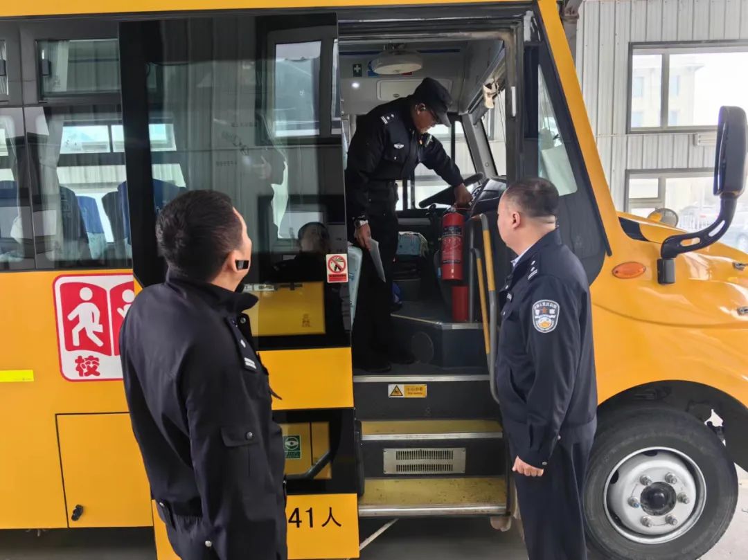 大安交巡警嚴把校車“體檢關(guān)” 保障學生乘車安全 圖片