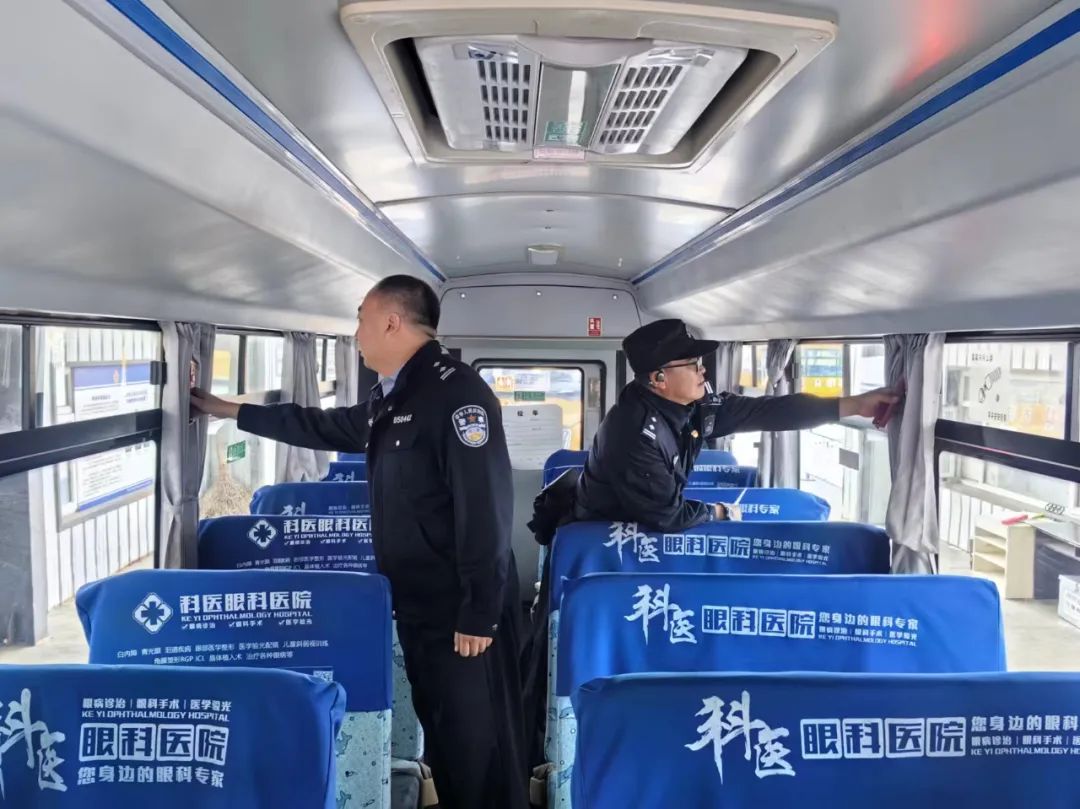 大安交巡警嚴把校車“體檢關(guān)” 保障學生乘車安全 圖片