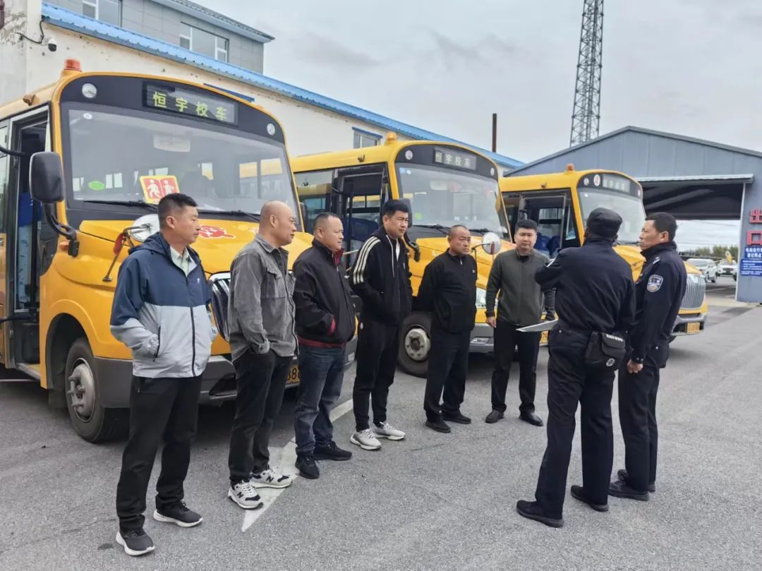 大安交巡警嚴把校車“體檢關(guān)” 保障學生乘車安全 圖片