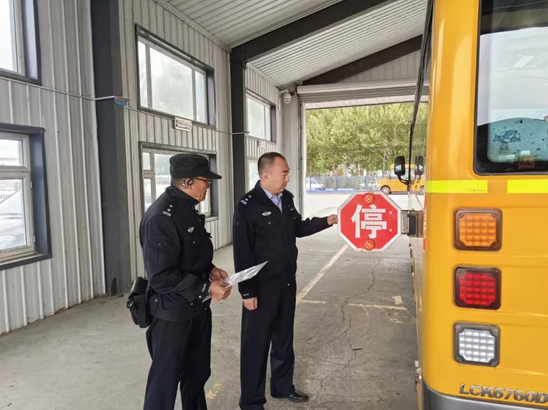 大安交巡警嚴把校車“體檢關(guān)” 保障學生乘車安全 圖片