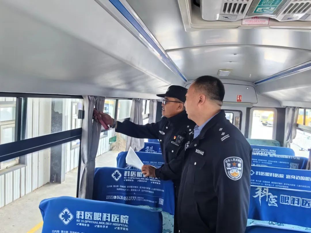 大安交巡警嚴把校車“體檢關(guān)” 保障學生乘車安全 圖片