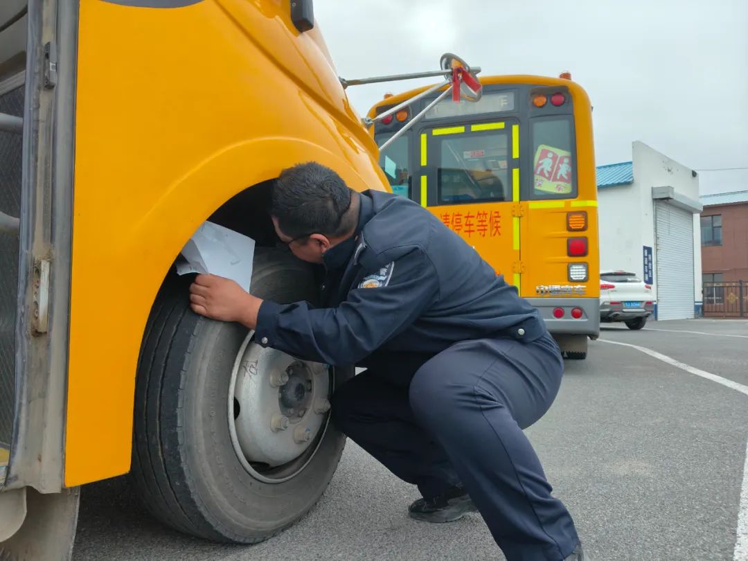 大安交巡警嚴把校車“體檢關(guān)” 保障學生乘車安全 圖片