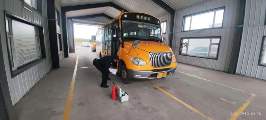 大安交巡警嚴把校車“體檢關(guān)” 保障學生乘車安全 圖片