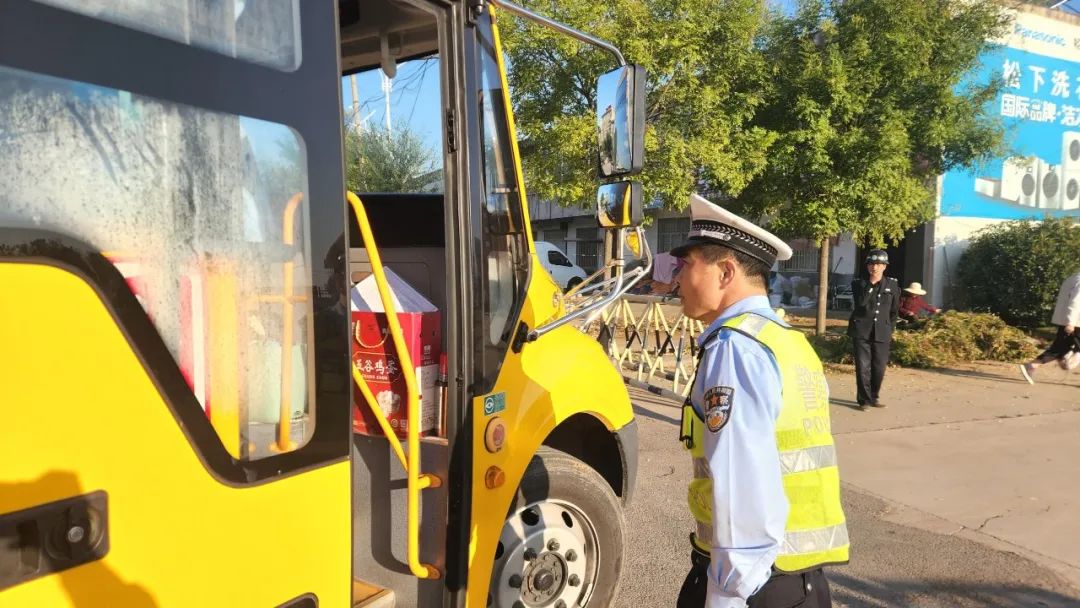 把好校車安全關(guān) 守護學(xué)生上學(xué)路 圖片