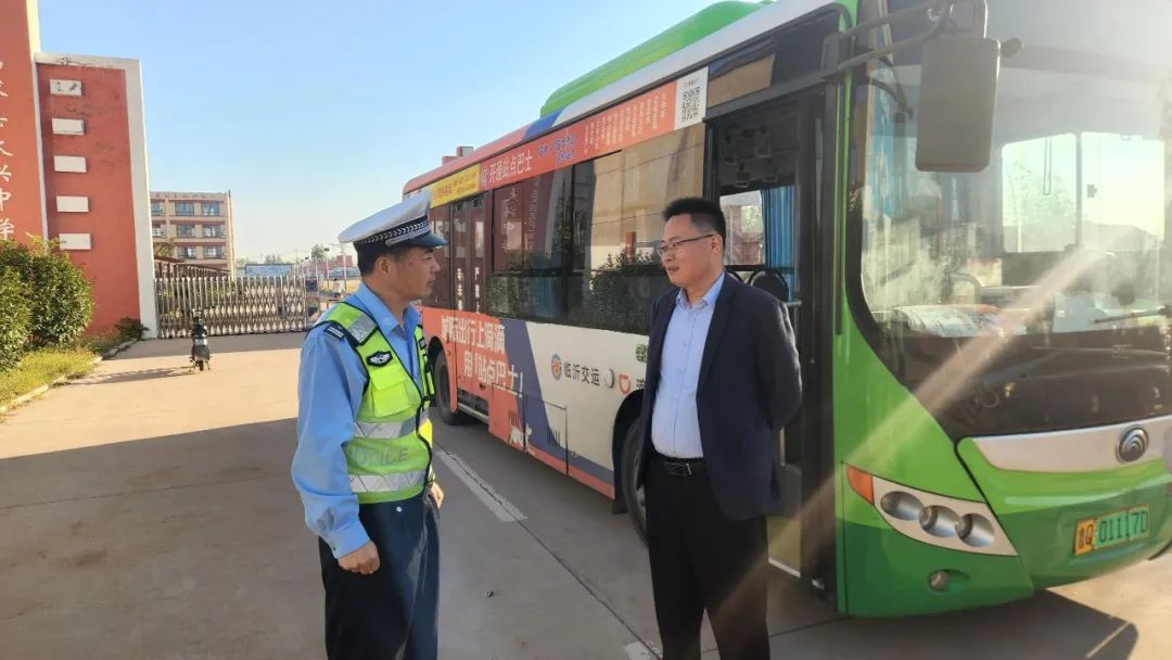 把好校車安全關(guān) 守護學(xué)生上學(xué)路 圖片