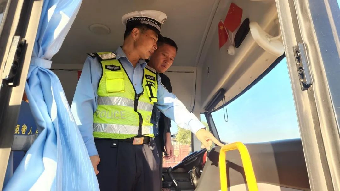 把好校車安全關(guān) 守護學(xué)生上學(xué)路 圖片