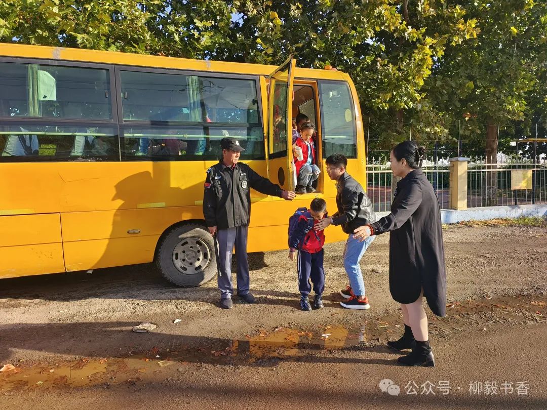 快樂乘車 安全童行|朱里小學(xué)開展校車應(yīng)急疏散演練活動 圖片