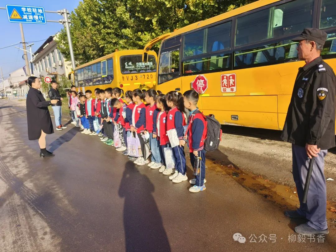 快樂乘車 安全童行|朱里小學(xué)開展校車應(yīng)急疏散演練活動 圖片