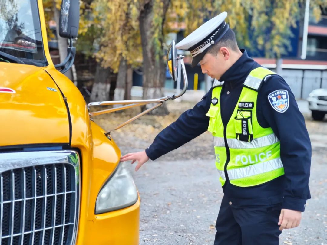 富蘊(yùn)公安:把好校車安全關(guān) 護(hù)航學(xué)生平安路 圖片