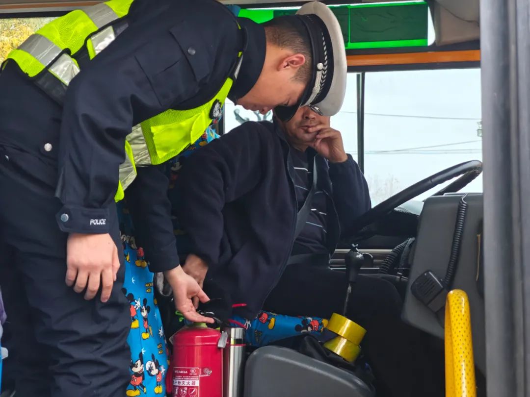 富蘊(yùn)公安:把好校車安全關(guān) 護(hù)航學(xué)生平安路 圖片