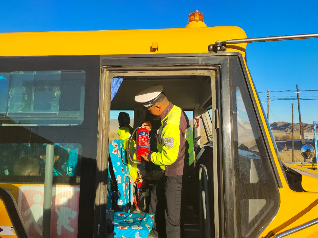 青河交警:嚴把校車安全關 護航平安上學路 圖片