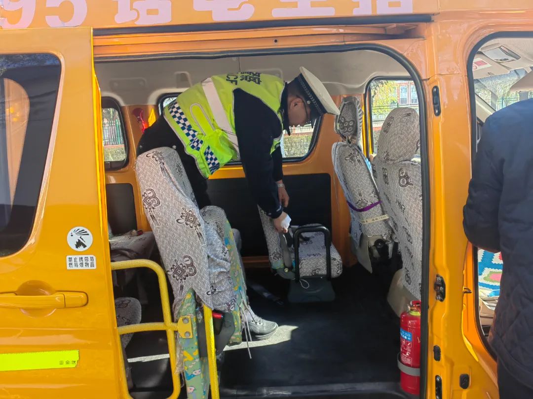 七進(jìn)宣傳 | 伊美交警積極推進(jìn)2024年秋季校車交通安全警示教育工作 圖片