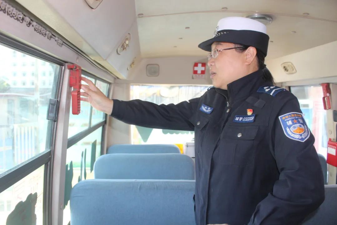 交警二大隊強(qiáng)化校車安全“大檢查” 擰緊學(xué)生出行“安全閥” 圖片
