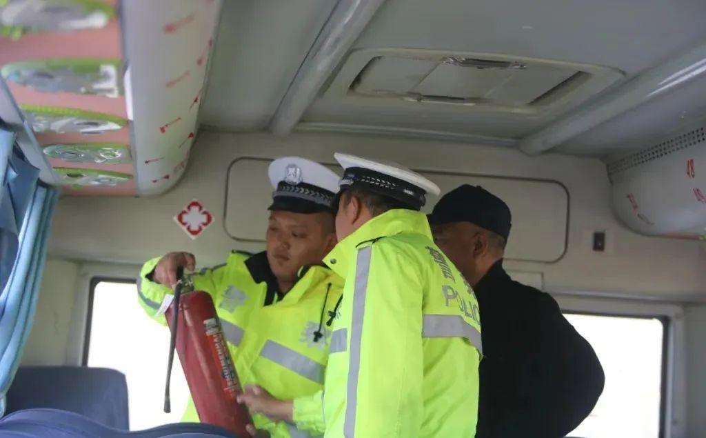 烏恰縣公安局開(kāi)展校車安全大檢查/ 圖片