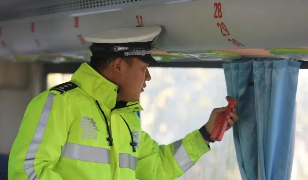 烏恰縣公安局開(kāi)展校車安全大檢查/ 圖片