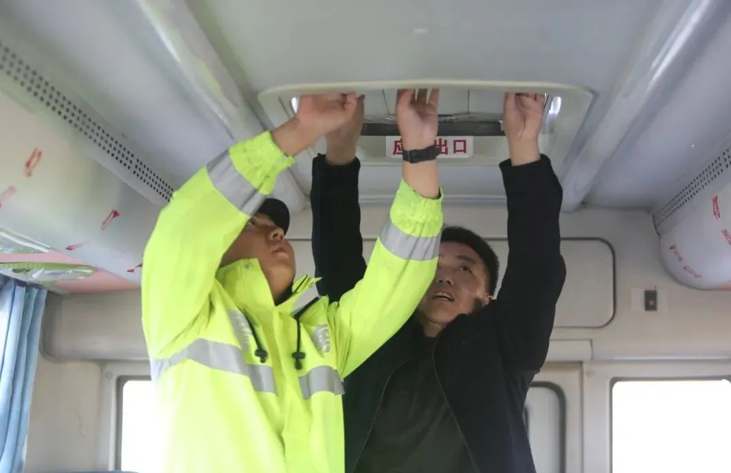 烏恰縣公安局開(kāi)展校車安全大檢查/ 圖片