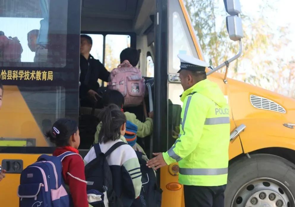 烏恰縣公安局開(kāi)展校車安全大檢查/ 烏恰縣公安局開(kāi)展校車安全大檢查