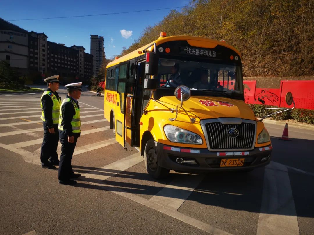 宕昌公安交警:嚴(yán)把校車安全關(guān) 守護(hù)學(xué)生安全路 圖片