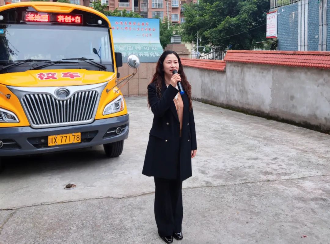 用心呵護(hù)，為愛護(hù)航——廣安市廣安區(qū)景上花幼兒園校車消防演練