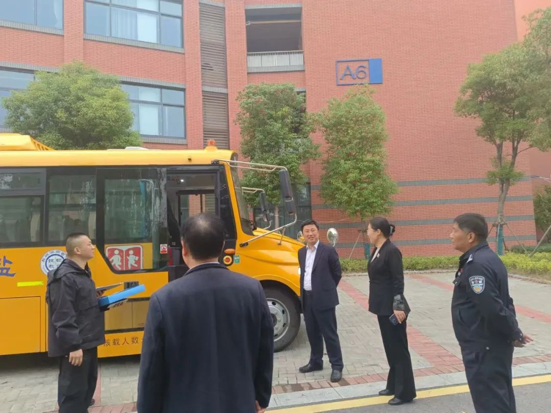【建湖教育】縣教育局組織定制公交及學(xué)校自備校車聯(lián)合檢查 圖片